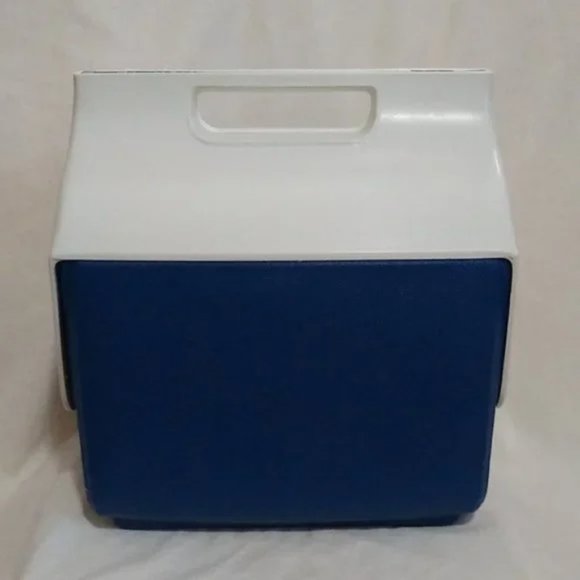 Vintage Little Playmate by Igloo Cooler Lunchbox Holds 6 - 8 12 Ounce Cans Blue - Picture 8 of 12